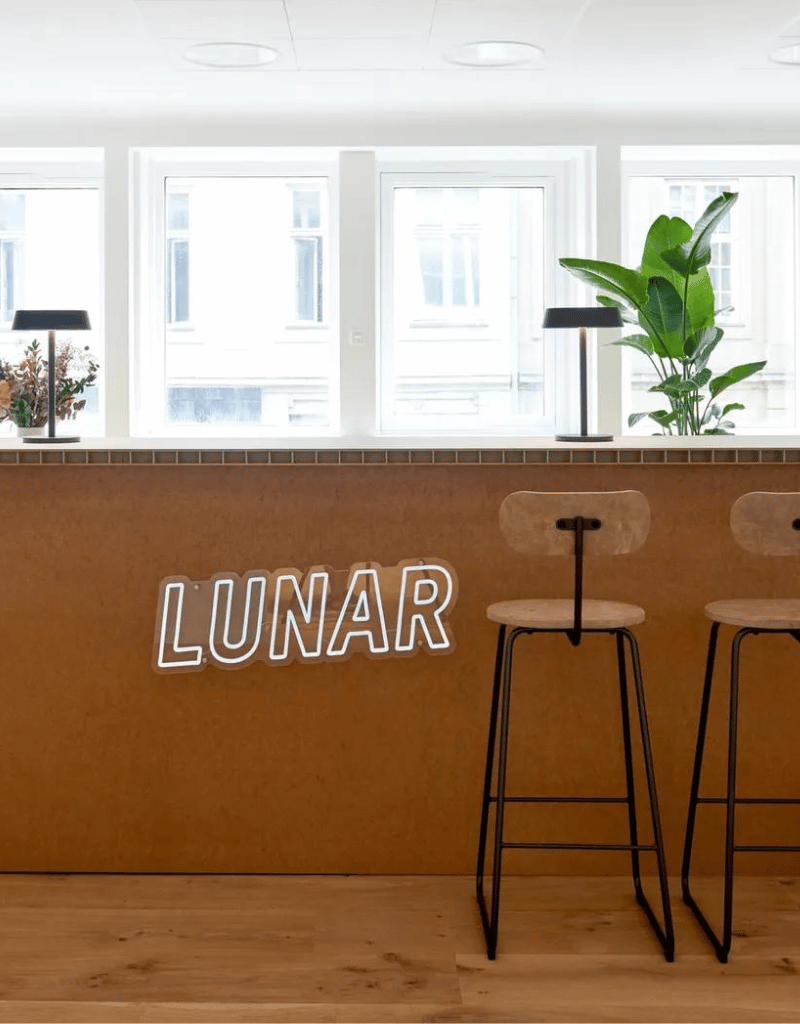 Custom LED neonskilt på banken LUNAR's nye kontor i København