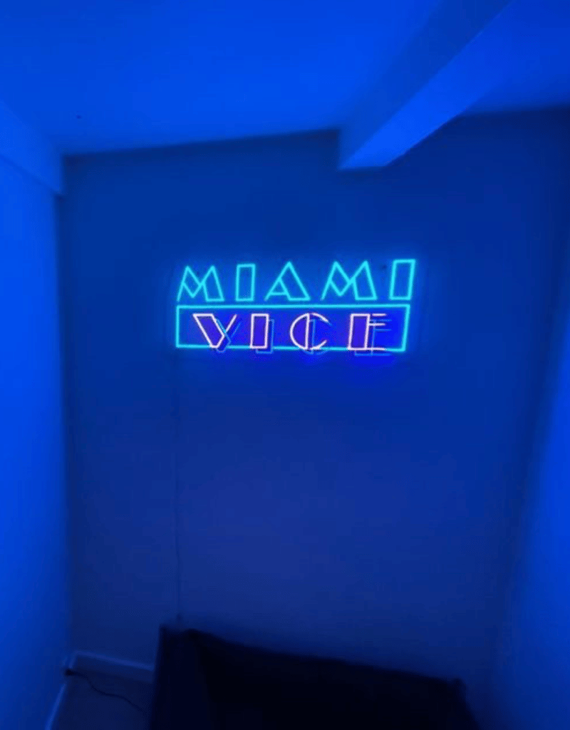 Miami vice LED neonskilt med blåt og pink lys