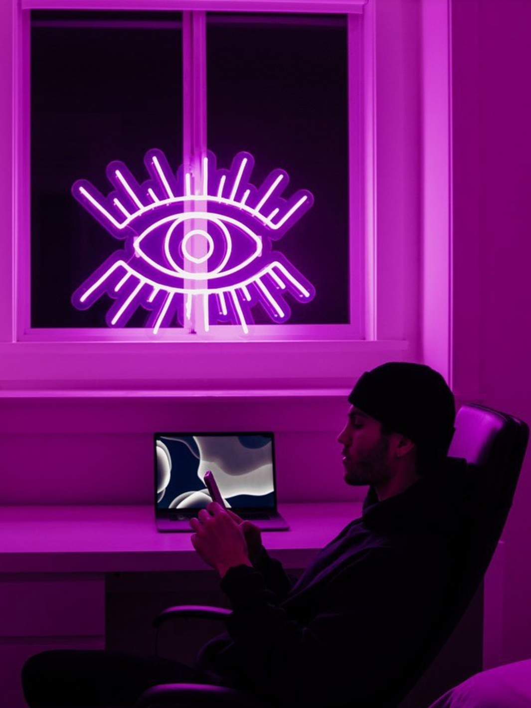 Stilfuldt LED neon skilt i abstrakt design.