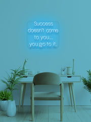 Succes doesn't come to you - LED Neon skilt