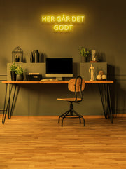 Her går det godt - LED Neon skilt